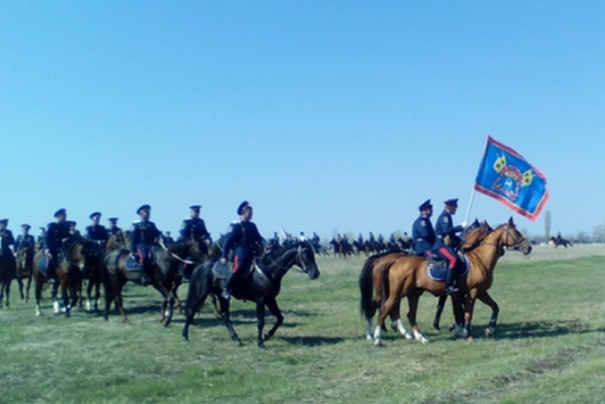 Казаки, которые участвуют в конном переходе в честь юбилея Победы, прибыли в Ростовскую область
