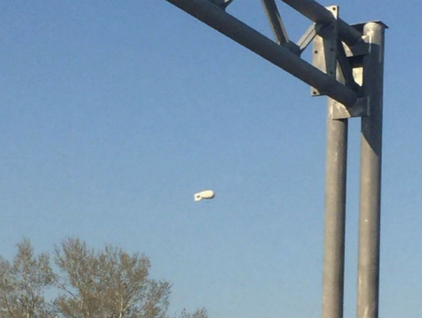 Таинственный дирижабль кружится над головами обеспокоенных жителей Ростова