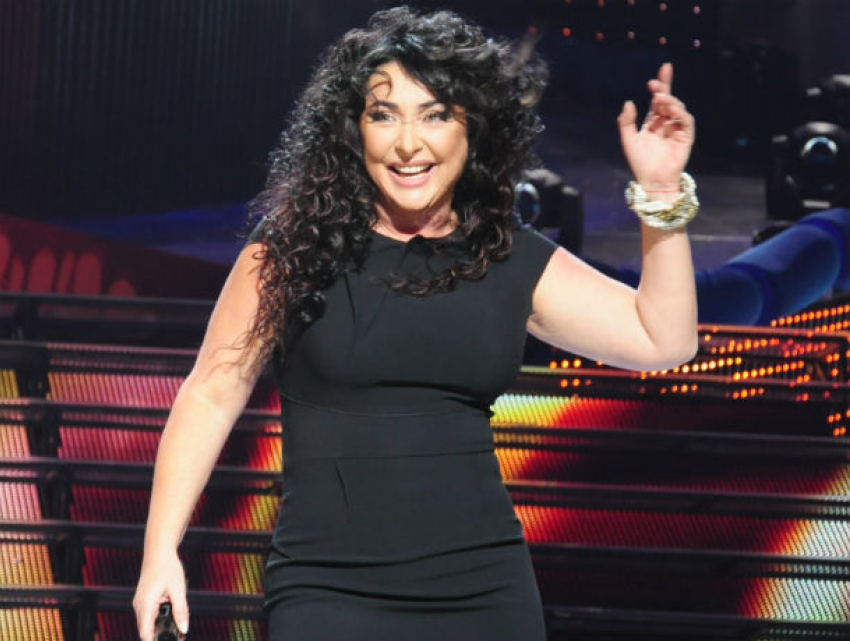 Певица Лолита опровергла слухи о плохом самочувствии на концерте в Ростове