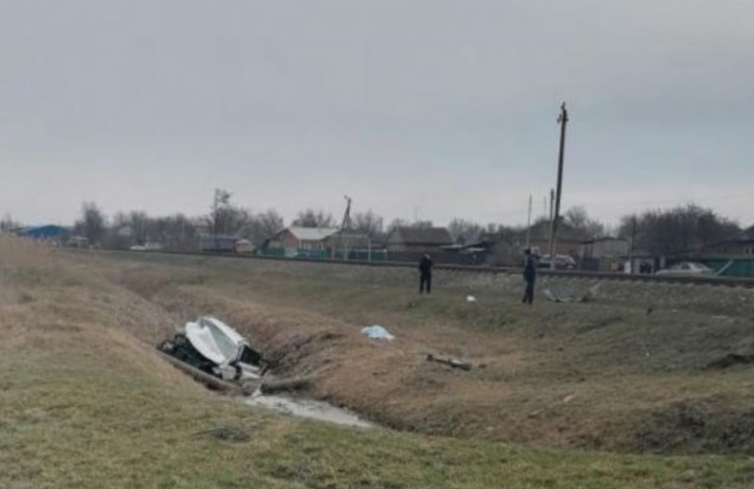 В Ростовской области при столкновении с электричкой погиб водитель легковушки 