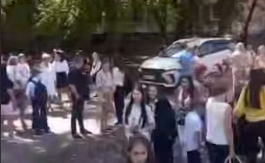 Дети лавируют между машинами перед школой на СЖМ вопреки обещанию властей