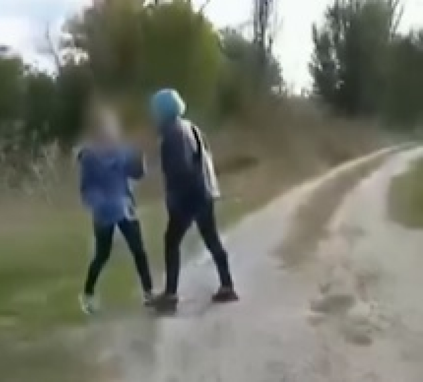 Появилось новое видео избиения школьницы бандой старшеклассниц в Ростовской области