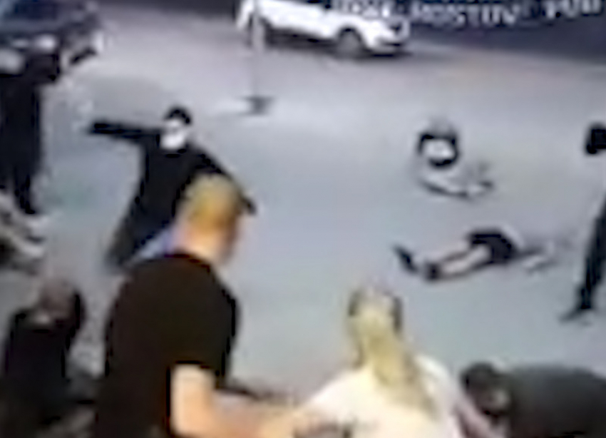Массовая драка в Ростове попала на видео