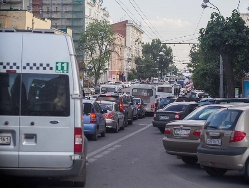 Пять жутких утренних пробок не пустили жителей Ростова в центр города