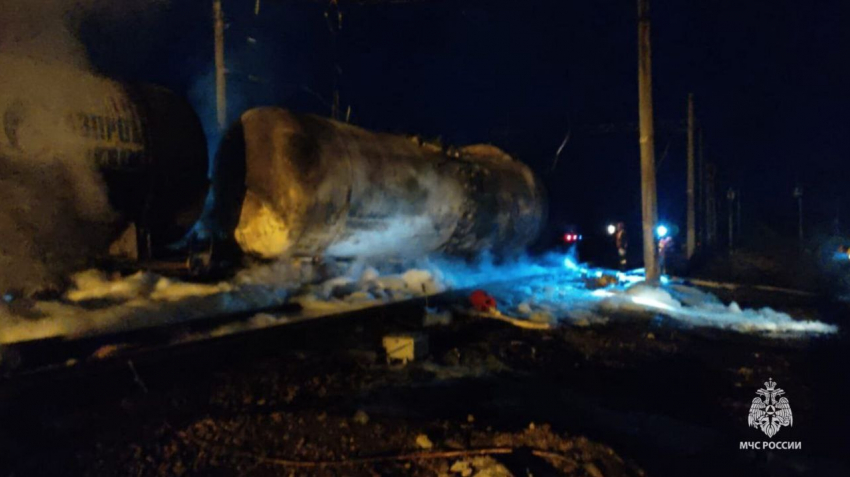 В Ростовской области грузовой поезд сошел с рельс и загорелся