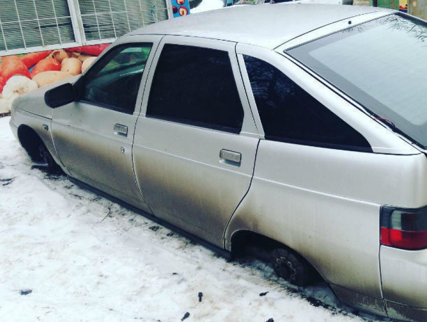Издевательство над припаркованной «старушкой» устроили в темноте ростовские мужчины
