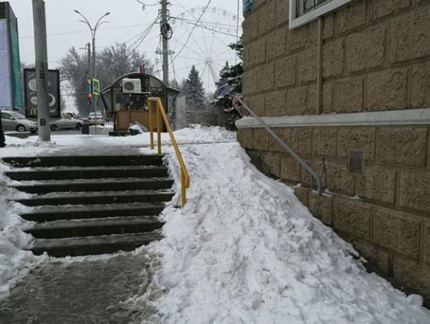Непроходимые снежные пандусы возмутили жителей Ростова