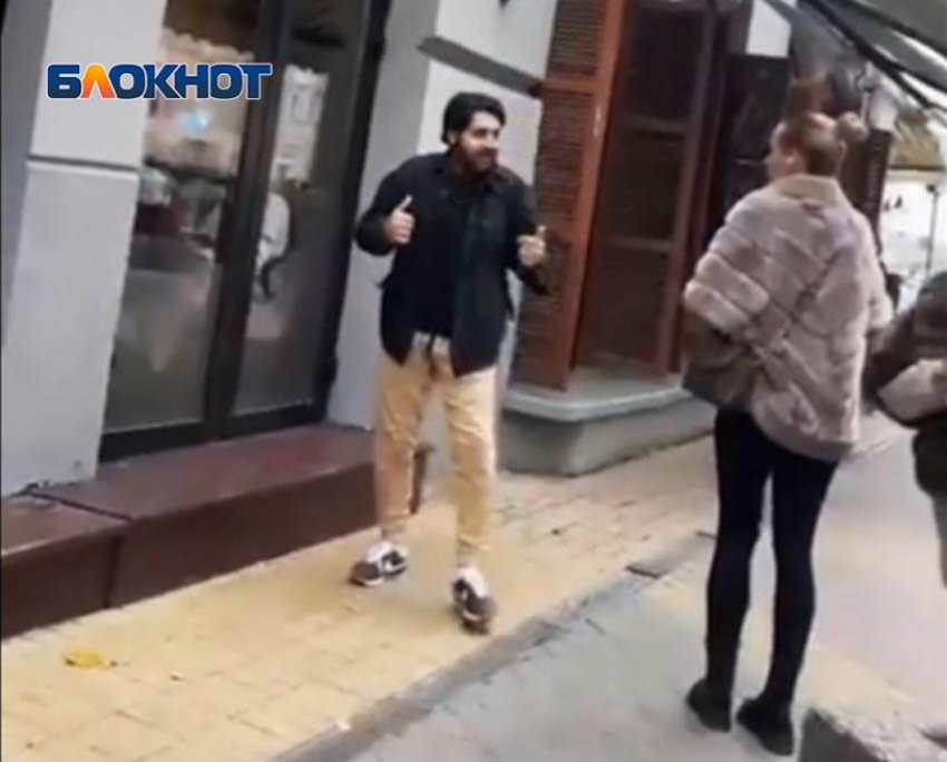 «Ты гадина и конченая мразь!»: ростовчанки надавали по лицу парню за пинок своей собаки