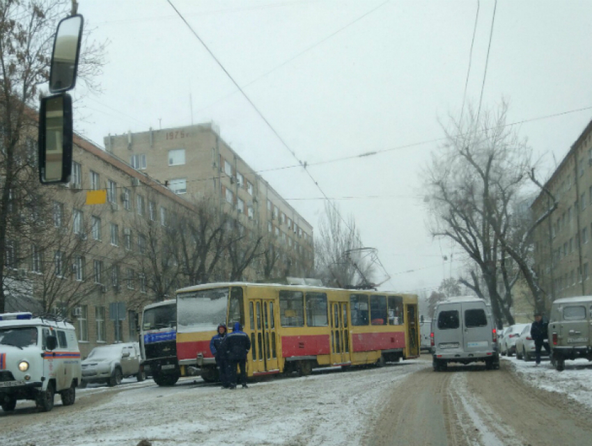 Трамвай сошел с рельсов в Ростове в результате мощного снегопада