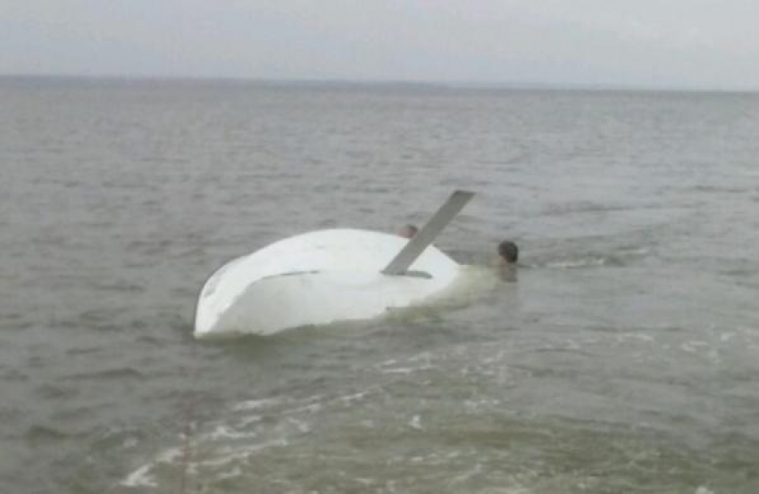 В Таганрогском заливе частная яхта потерпела крушение, семью с тремя детьми удалось спасти