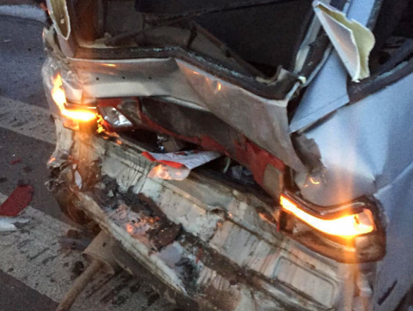 Девушка за рулем ВАЗа пострадала при столкновении с маршруткой в Ростове