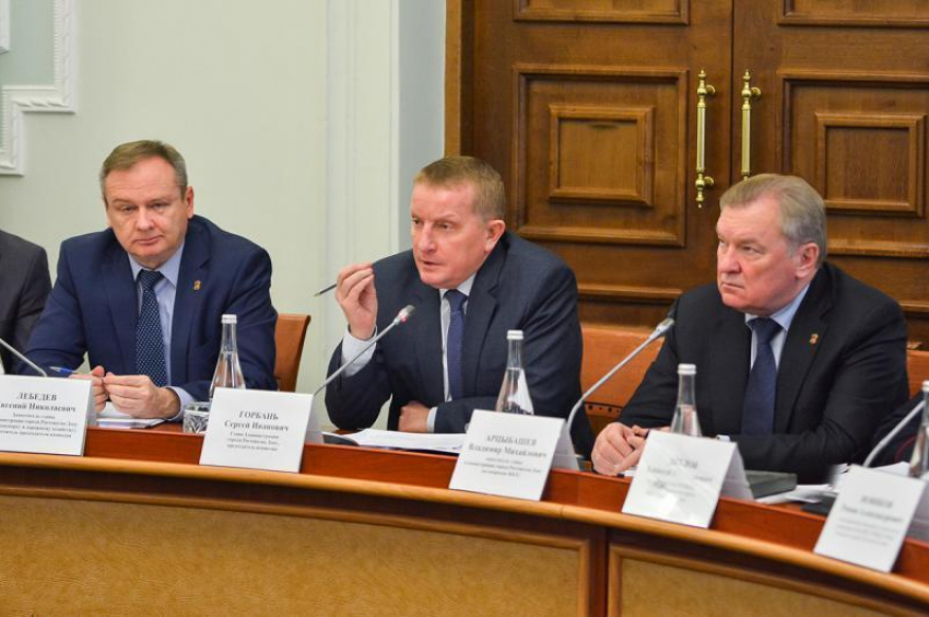 В Ростове ремонт дорог продолжился даже в снег: в смесь были добавлены необходимые вещества