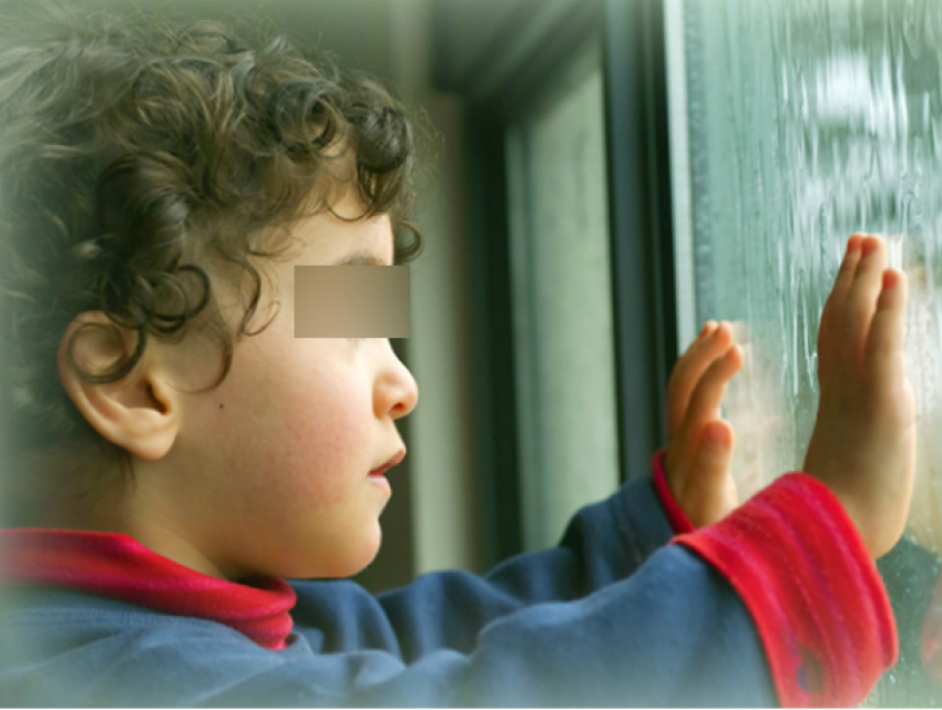 Полуторогодовалый малыш проводил заплаканными глазами летящего с балкона отца в Ростовской области