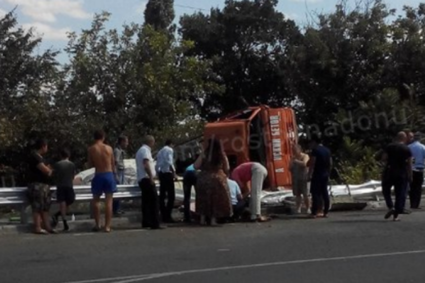 Под Ростовом бетономешалка вылетела за пределы дороги и перевернулась