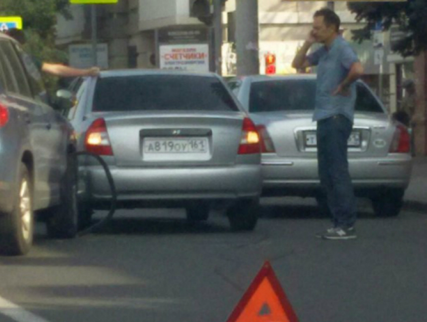 ДТП-загадку устроили водители при одновременном перестроении в центре Ростова