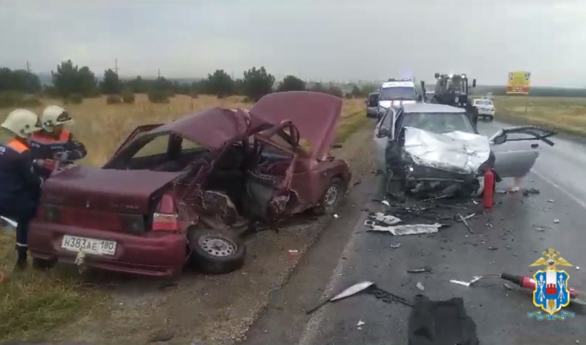 Пять человек погибли и трое пострадали в ДТП на трассе в Ростовской области