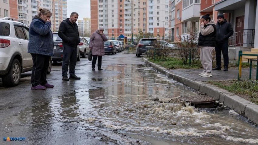 «Река из фекалий»: жители Левенцовки и Азова пожаловались губернатору на злосчастную вонь 