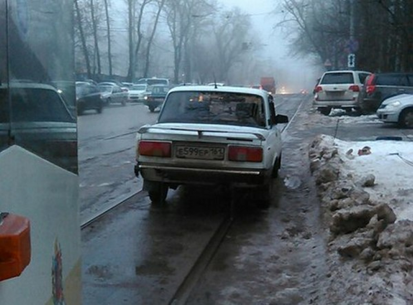 В Ростове оставленная на рельсах машина остановила движение трамваев