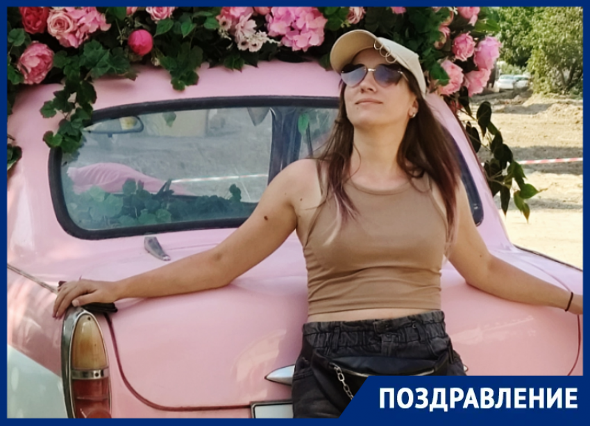 Стримершу и художницу Ирину Сохань поздравляют ее друзья и зрители