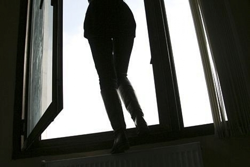 В Таганроге из окна выпала 26-летняя девушка