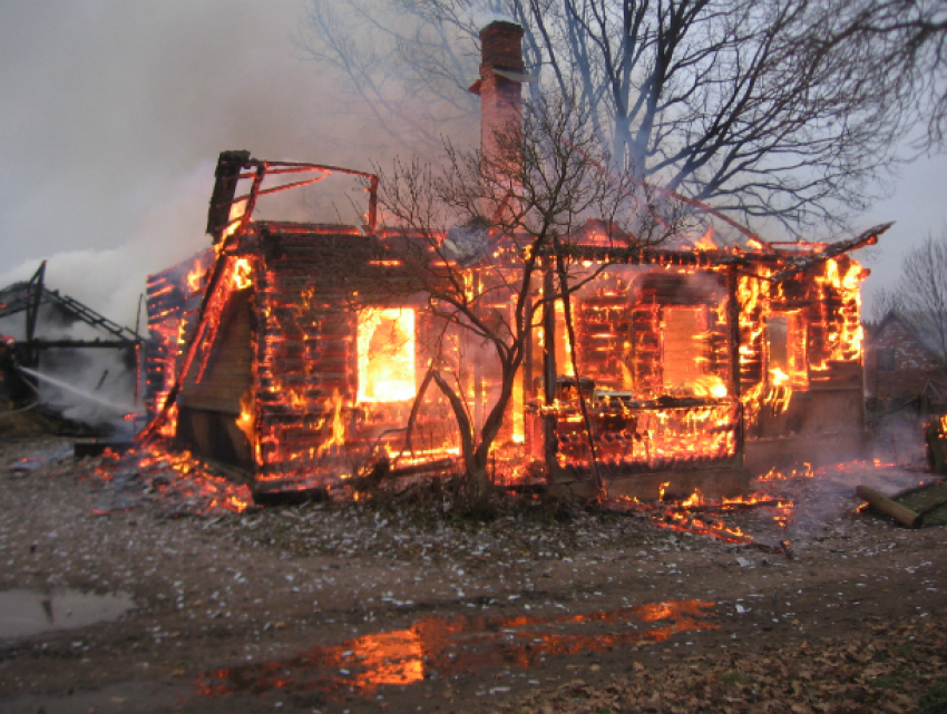 Мужчина сгорел заживо вместе со своим домом в последний праздничный выходной в Ростовской области