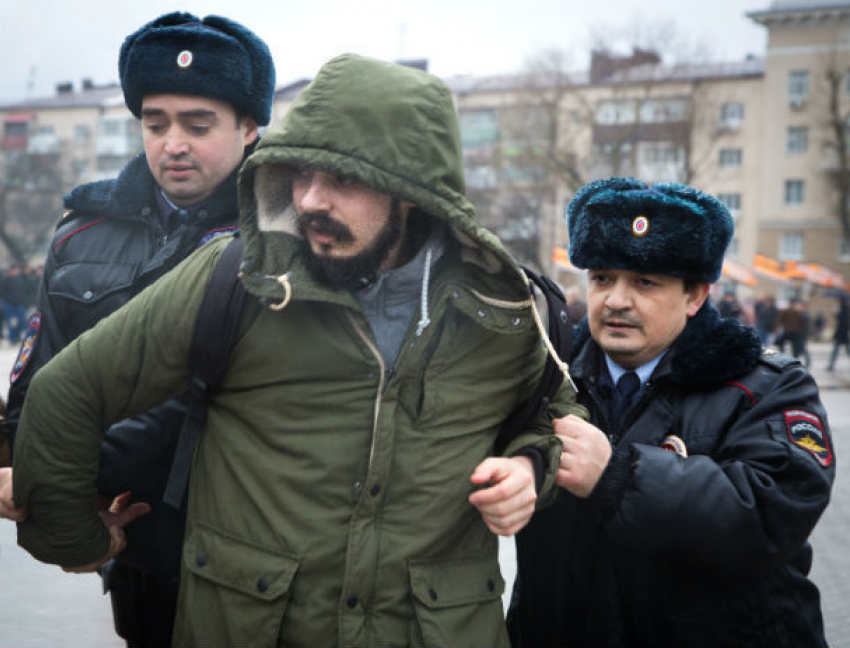 Задержание силовиками странного активиста на митинге в Ростове сняли на видео