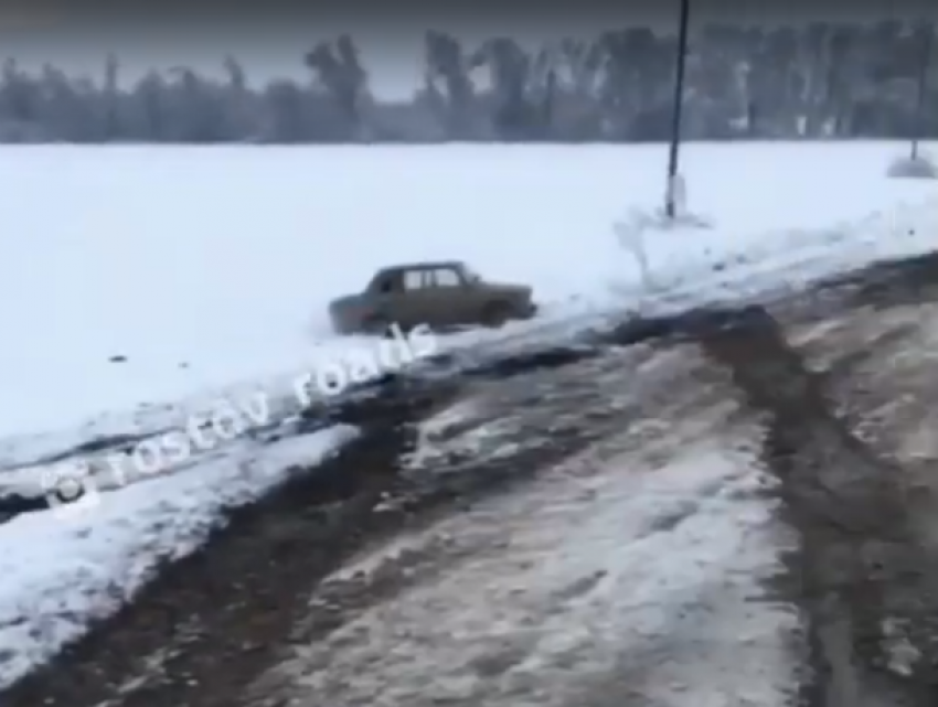 Из-за скользкой дороги  под Ростовом в кювете оказались четыре автомобиля 