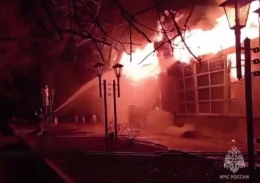 В Ростовской области потушили крупный пожар в административном здании