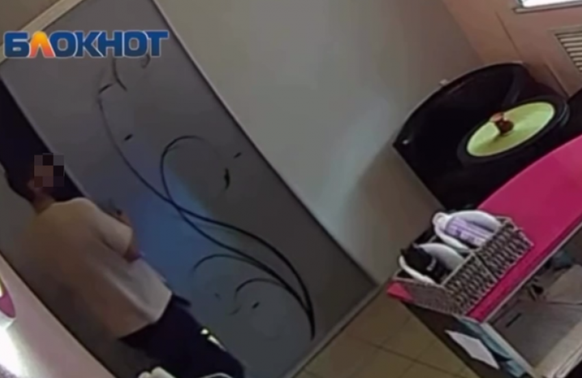 В Ростове полиция проверяет сообщение о проникновении в солярий и подглядывании за голой посетительницей