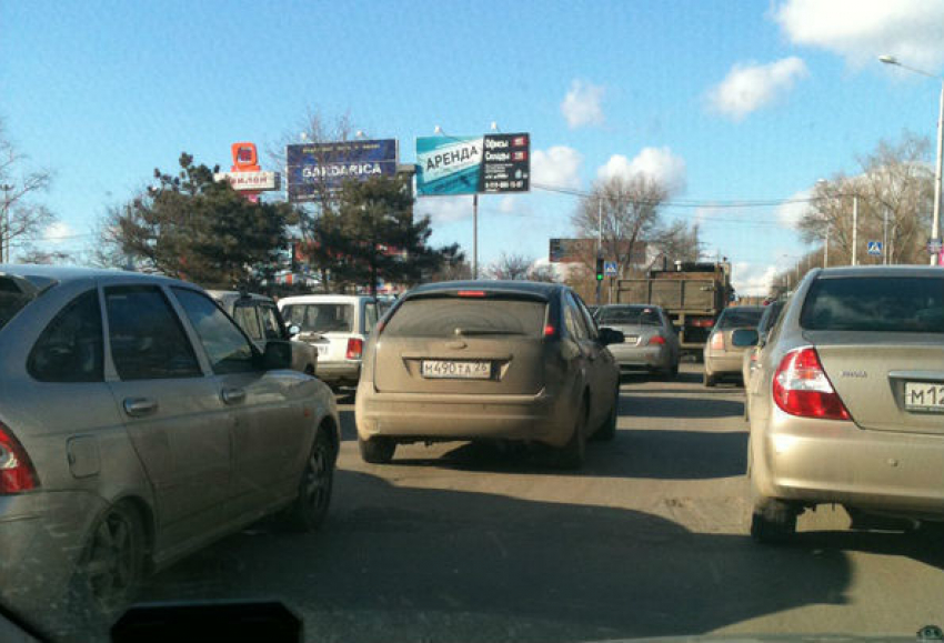 В Ростове на Западном растянулась огромная пробка