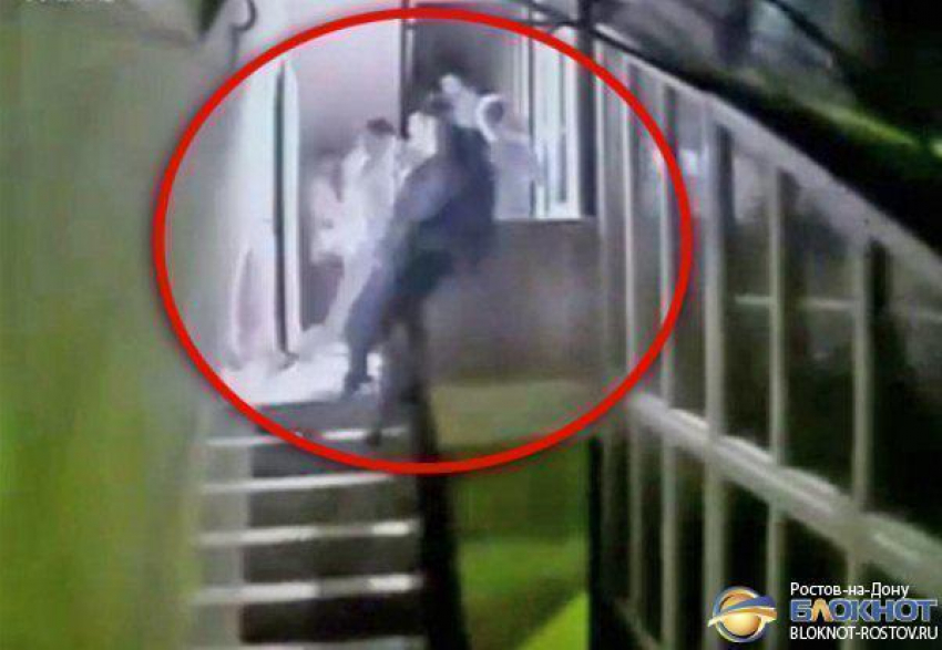 На Дону судят начальника тюрьмы, выбросившего во время драки мужчину со второго этажа. Видео