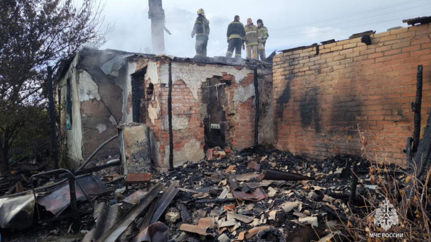 Мать погибла, дочь с ожогами спаслась из горящей квартиры в Азовском районе