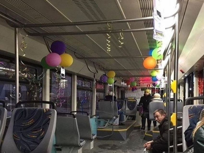 Новогоднее настроение жителям Ростова подарил «расфуфыренный» наряженный трамвай 