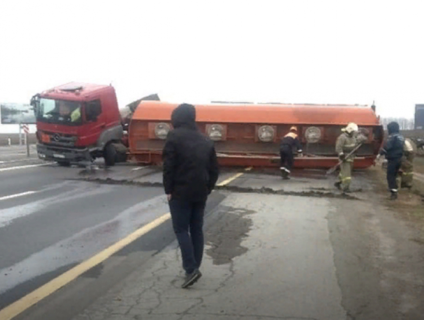 Перевернувшийся после ДТП с легковушкой бензовоз блокировал движение по трассе Ростовской области