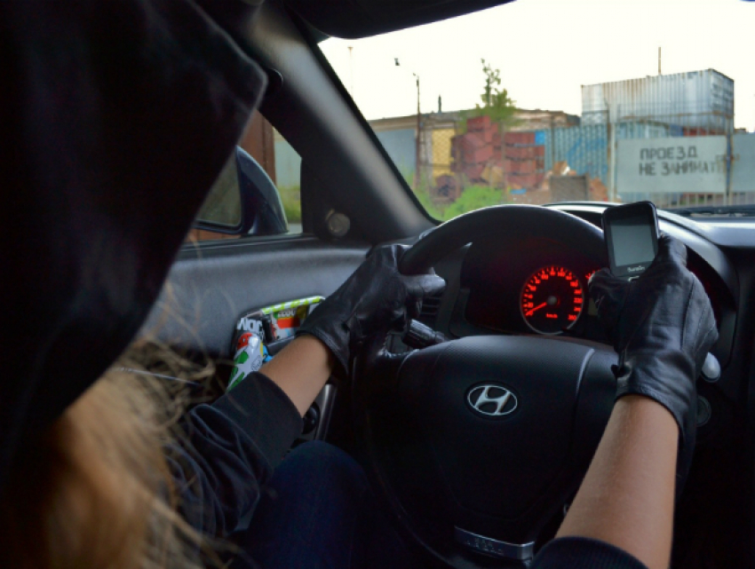 Ветреная автоледи разбила угнанную иномарку о забор частного дома в Ростовской области