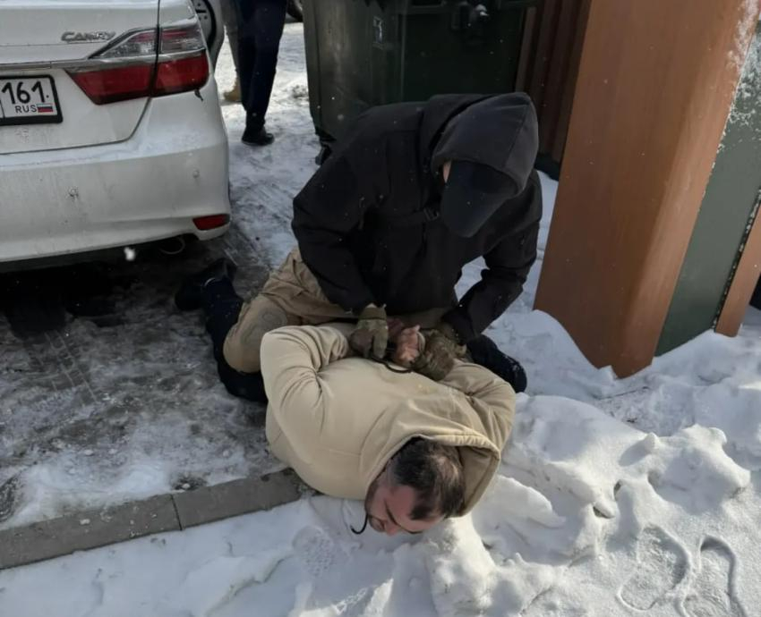 В Ростове задержали мужчину по делу о мошенничестве с деньгами родственника участника СВО