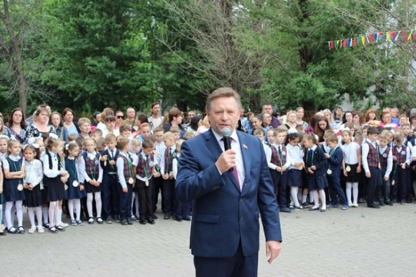 Депутат гордумы Ростова Камышный предложил расплатиться за автосалон школой