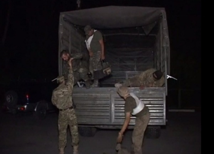 Донские пограничники передали Украине четверых раненых военных. Видео
