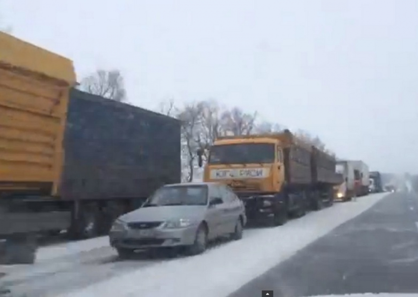 В Ростовской области на границе с Кубанью автомобилисты второй день стоят в огромной пробке