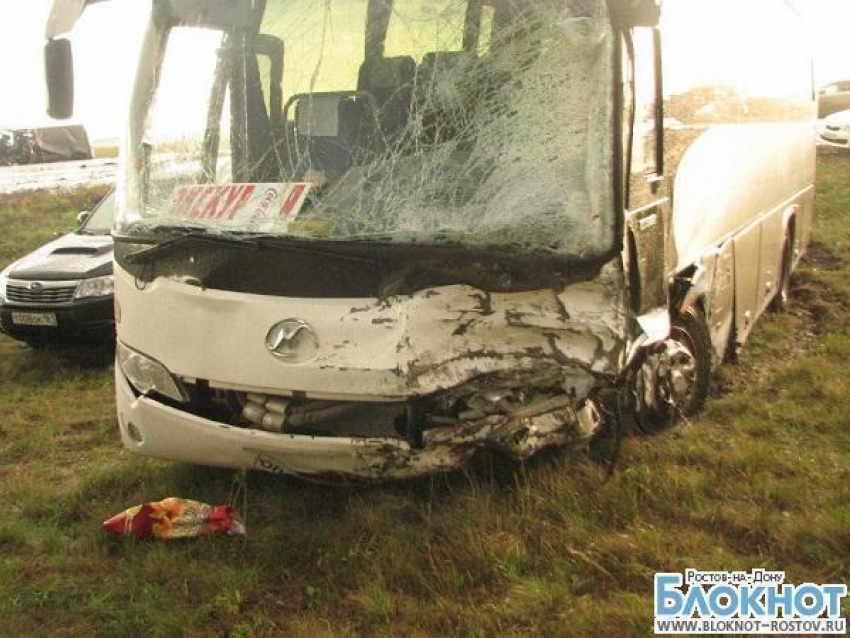 В Ростовской области столкнулись иномарка и экскурсионный автобус: есть пострадавшие