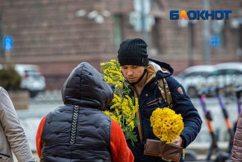 Живые бабочки и комнатные растения: жительницы Ростова рассказали о необычных подарках на 8 Марта