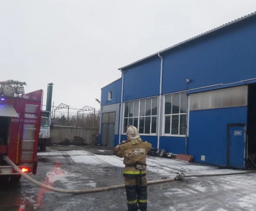 Автосервис и гараж загорелись в Ростовской области из-за неисправной проводки