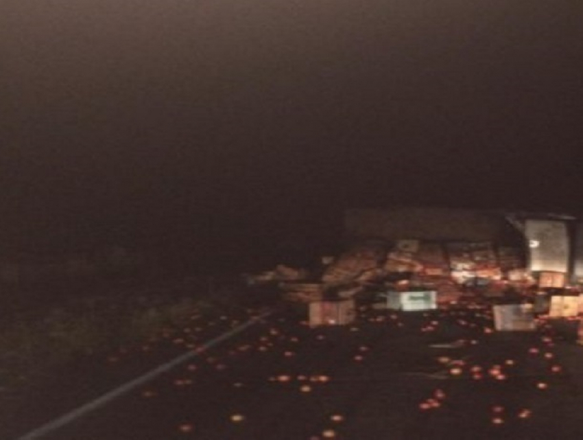 Груженая помидорами фура столкнулась с грузовиком на трассе М-4 «Дон», пострадали водители 