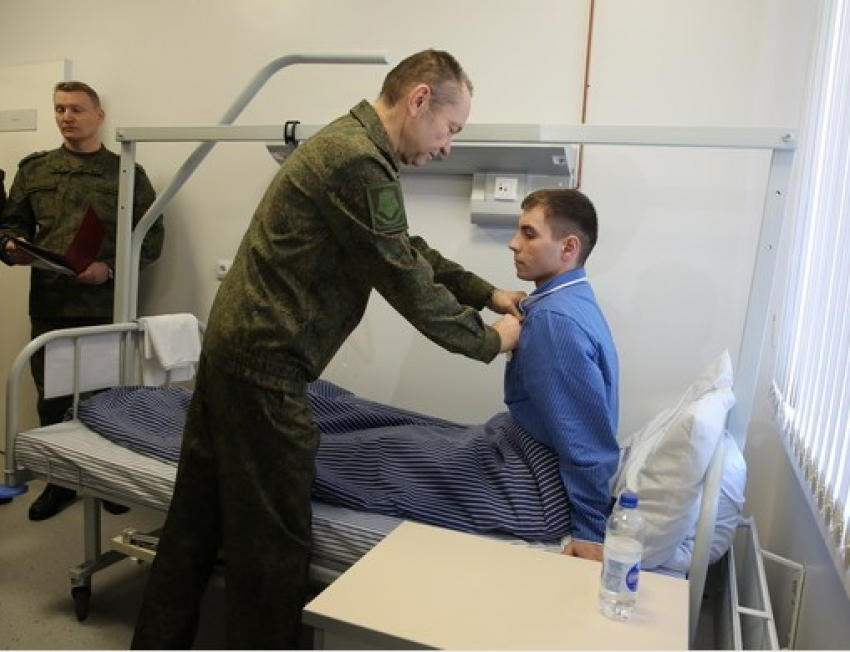 Медали «За отвагу» вручили в Ростове военнослужащим, отличившимся в Донбассе