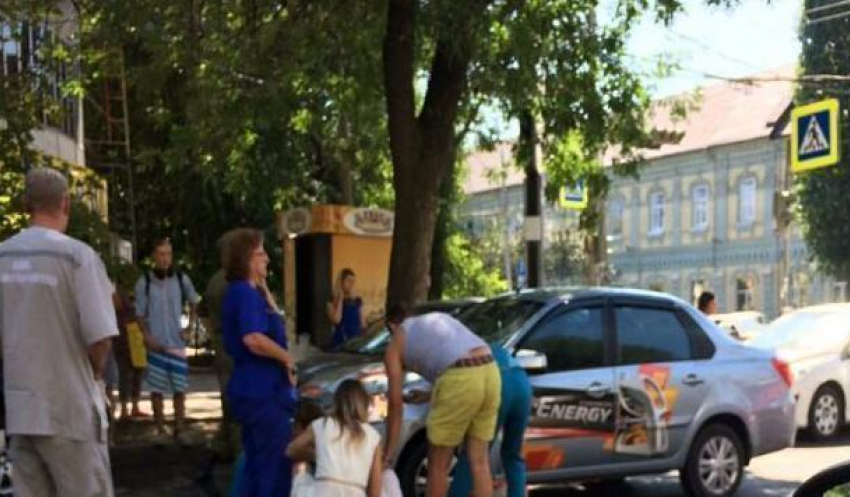 Водитель Datsun сбил женщину на пересечении Соколова и Красноармейской в Ростове