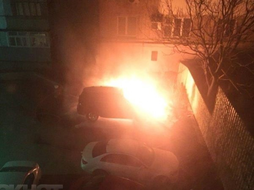 Поджог иномарок в Ростове попал на видео 