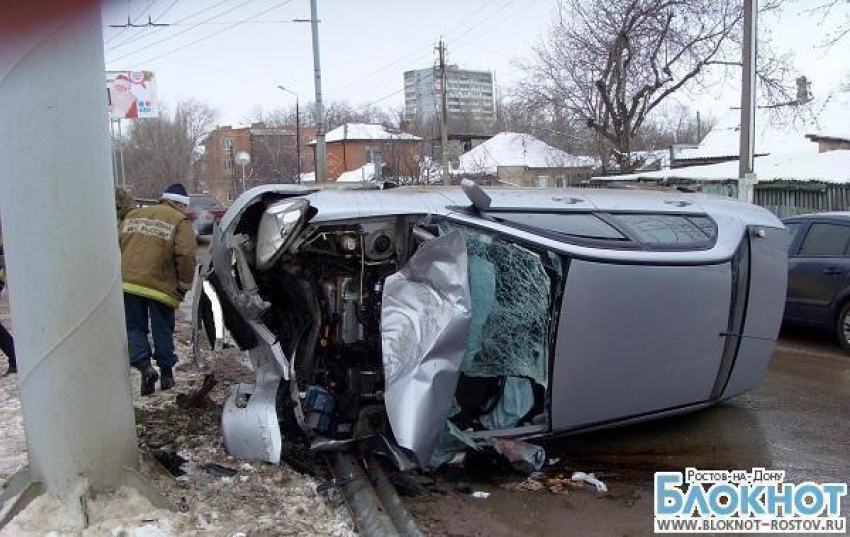 В Таганроге автомобиль «Мицубиси» перевернулся, врезавшись в рекламный щит