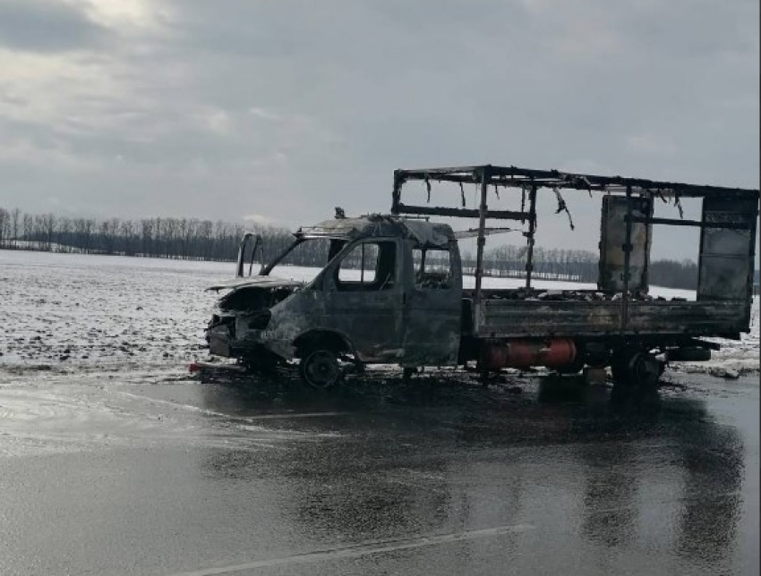 Ростовские автоинспекторы предотвратили взрыв горящего автомобиля