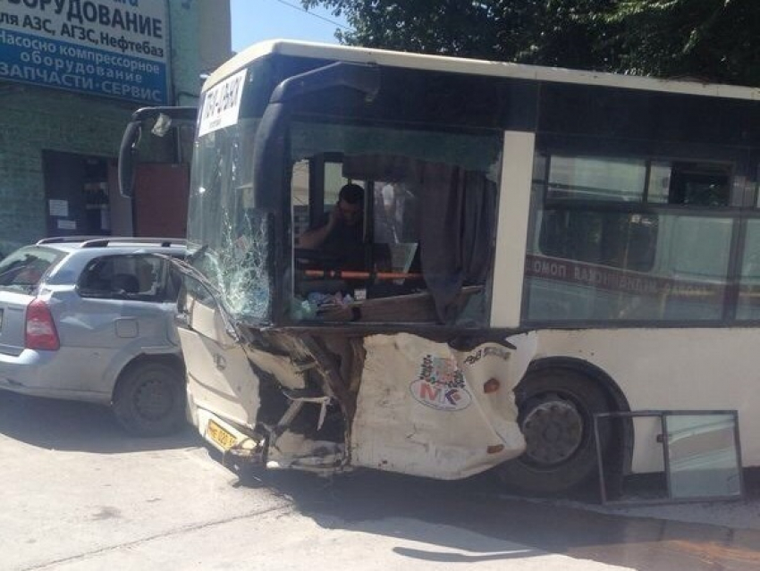 В Ростове в ДТП с участием автобуса № 4 один погиб, трое пострадали 