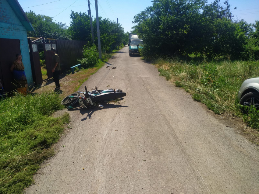 В Ростовской области водитель «Лады Калины» сбил подростка на мотоцикле и скрылся с места ДТП